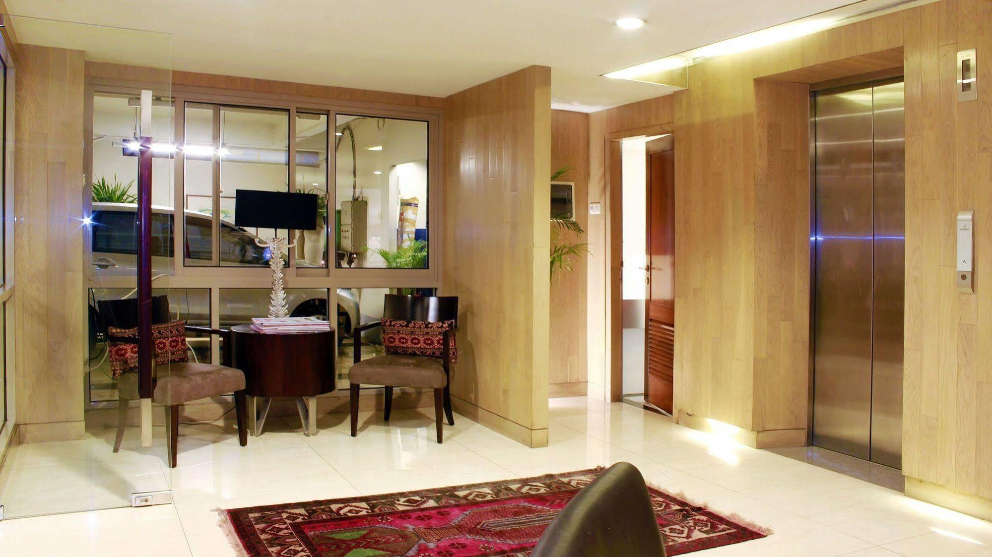 W Home Cikatomas Jakarta Exterior photo