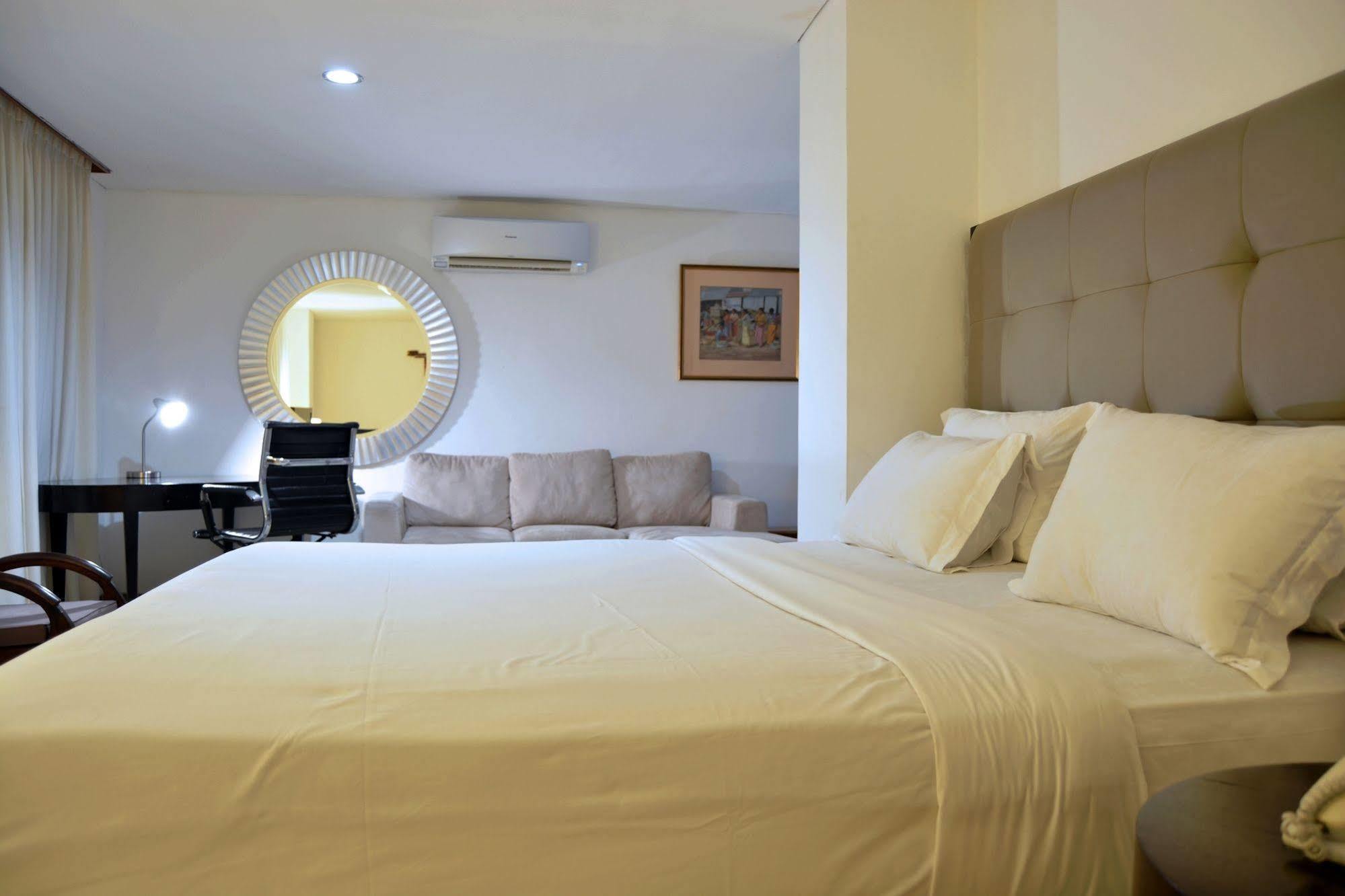 W Home Cikatomas Jakarta Exterior photo