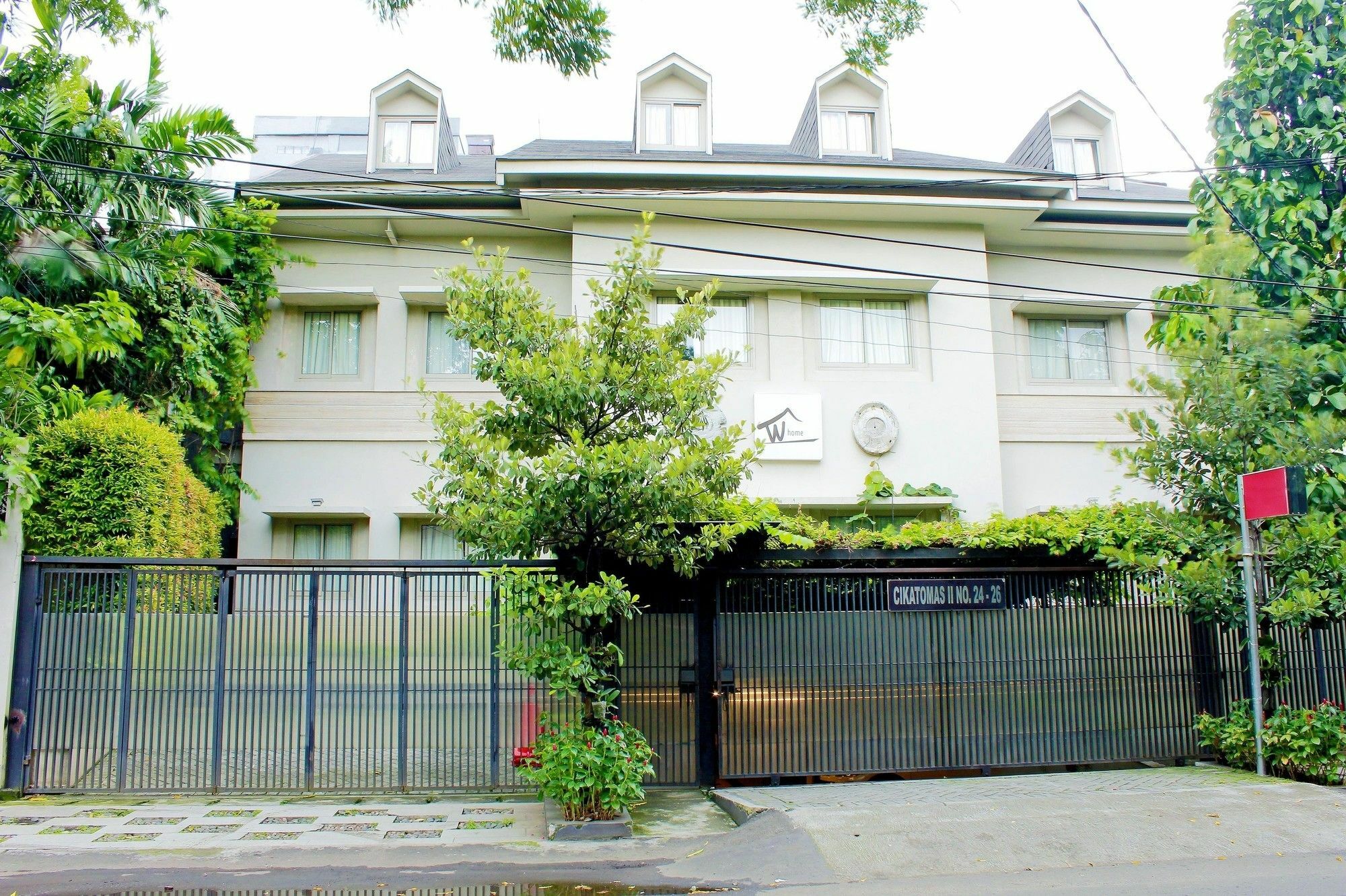 W Home Cikatomas Jakarta Exterior photo