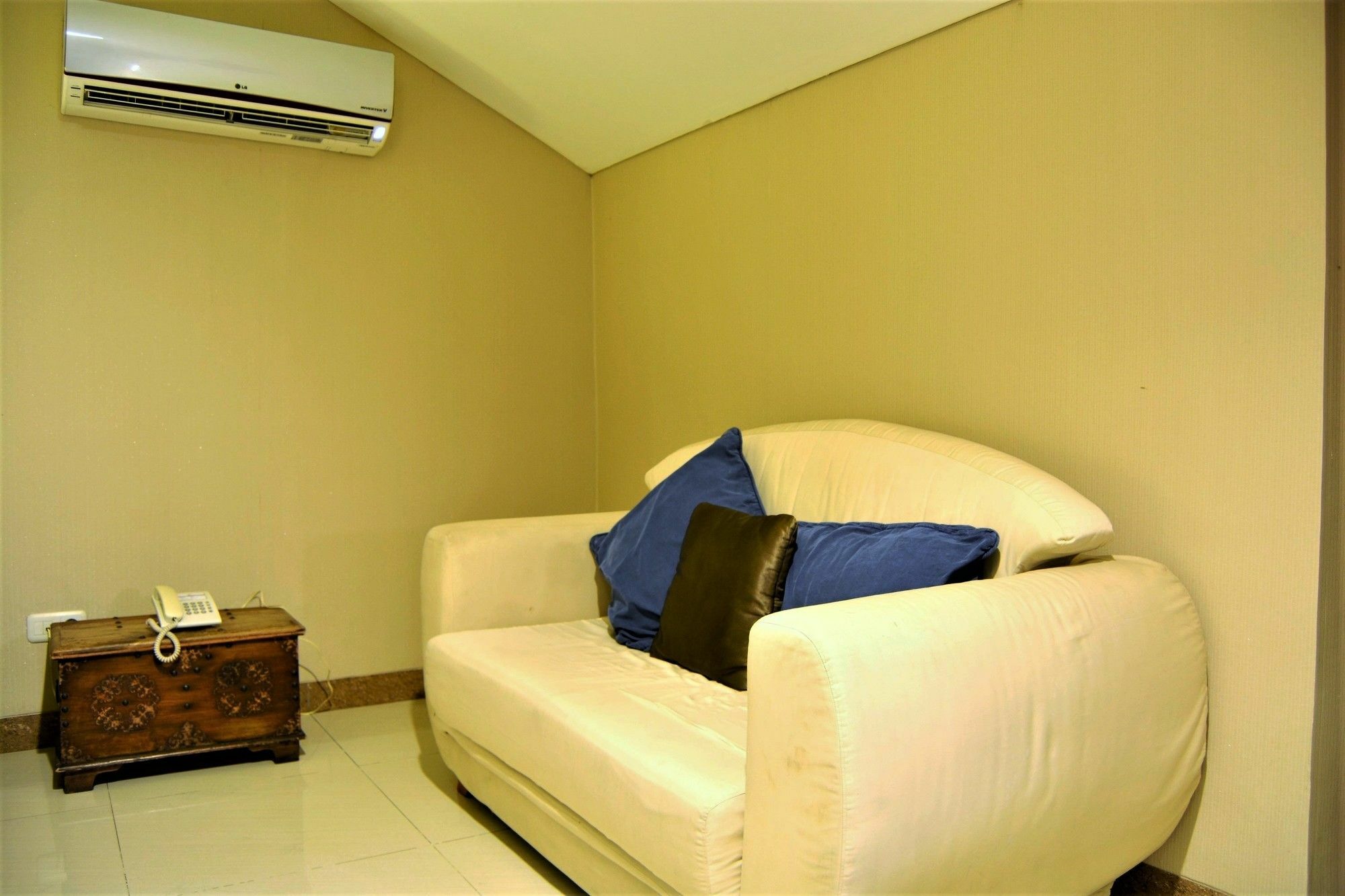 W Home Cikatomas Jakarta Exterior photo
